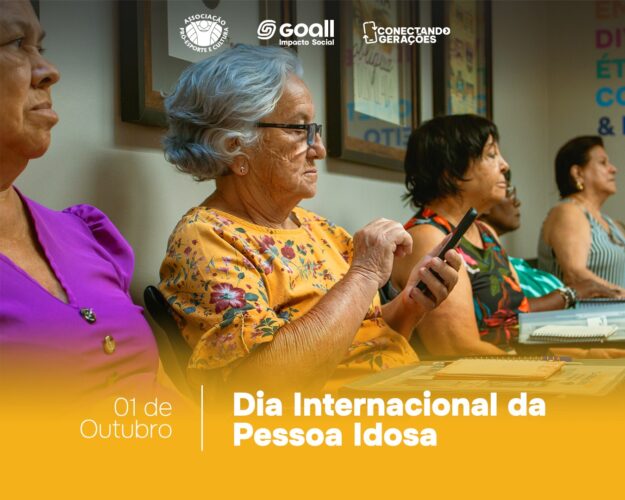 Dia Internacional da Pessoa Idosa: Inclusão Digital e Conexão. Mulheres Idosas Usando Smartphones em Atividade Social.