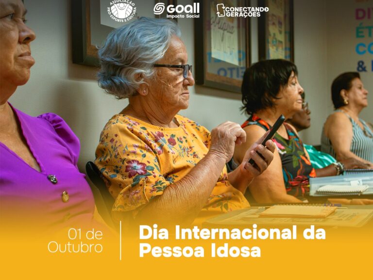 Dia Internacional da Pessoa Idosa: Inclusão Digital e Conexão. Mulheres Idosas Usando Smartphones em Atividade Social.